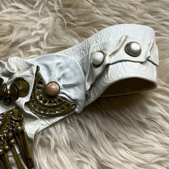 Vintage 80s Nina Arjani white leather medium waist belt heavy brass metal - Picture 5 of 10
